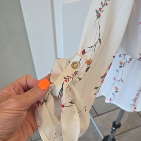 J for Justify White Blouse with V-Neck and Relaxed Fit - Picture 3 of 8